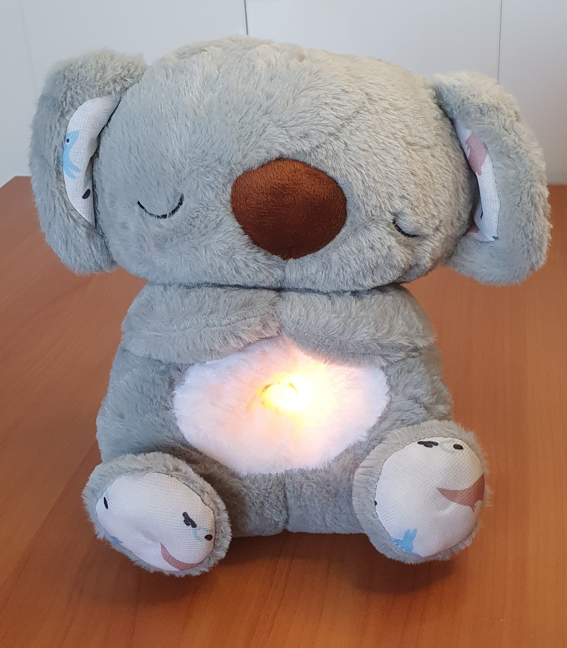 Oddychająca pluszowa koala, wspomagająca sen