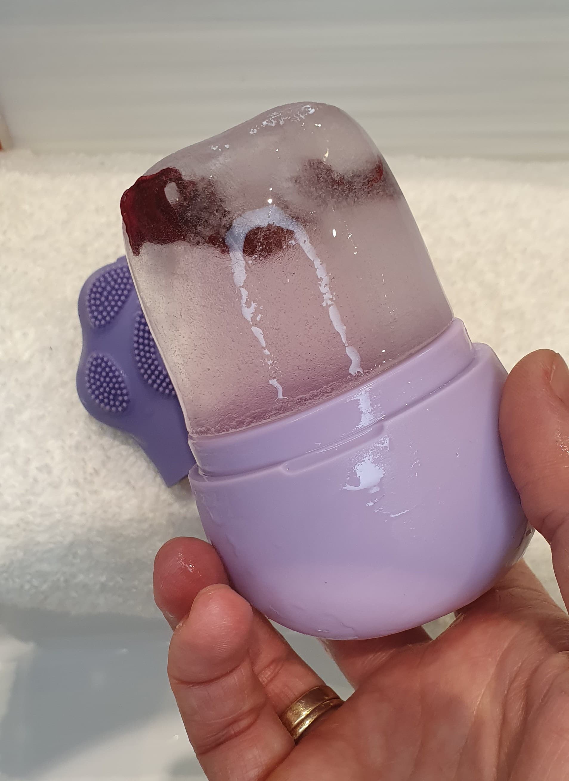 Lodowy wałek do masażu twarzy – sekret świeżej i promiennej cery